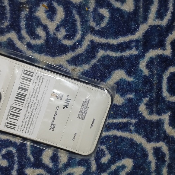 White iphone14 Pro Max puffer case - Picture 4 of 4